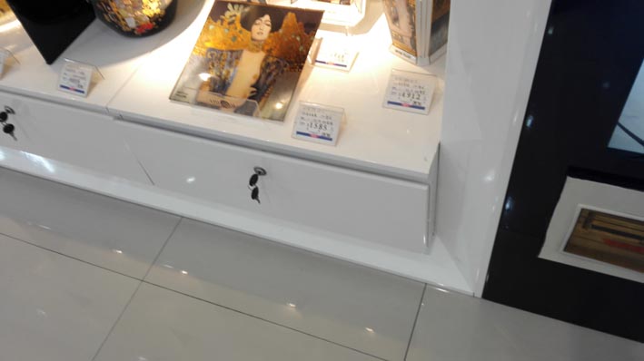 玻璃器皿商場(chǎng)專賣店