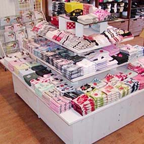 白色多層方形地堆